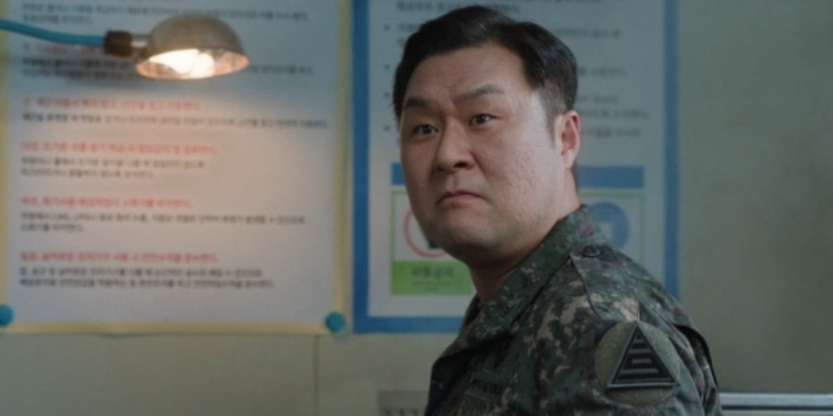 배우 윤경호가 '취사병 전설이 되다'에서 익살스러운 연기를 선보이고 있다. / 사진제공=티빙 '취사병 전설이 되다'