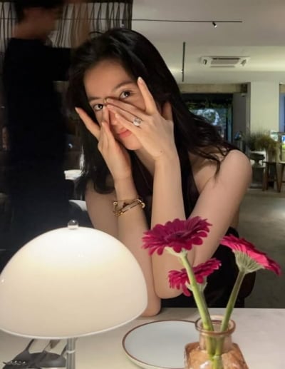 '사업가♥' 류화영, 1천만 원 반지 이어 웨딩 슈즈까지 따로 받았다