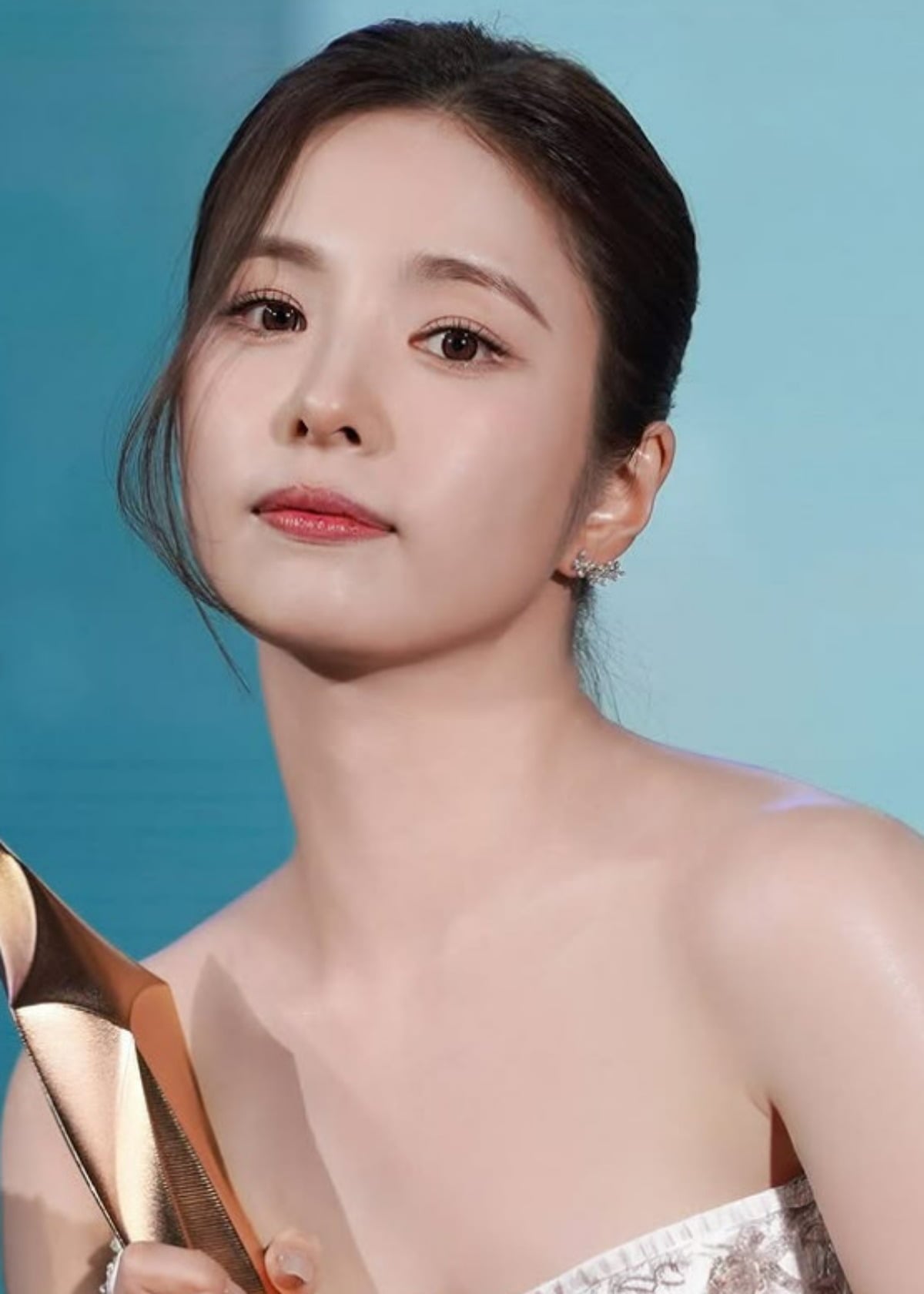 배우 신세경이 백상예술대상에서 트로피를 받은 후 미소를 짓고 있다. / 사진=신세경 SNS