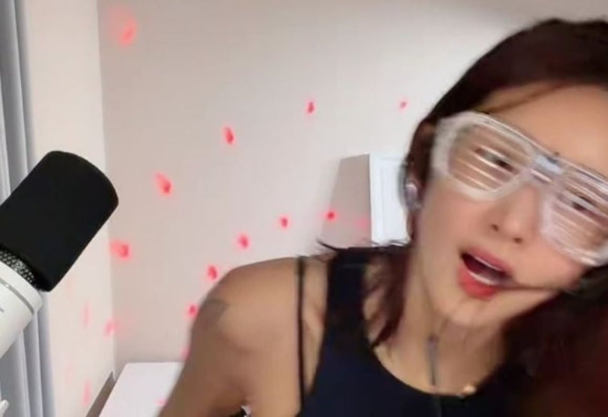 김빈우가 아파트에서 새벽 1시 라이브 방송을 진행해 뭇매를 맞았다. / 사진=온라인 커뮤니티 캡쳐