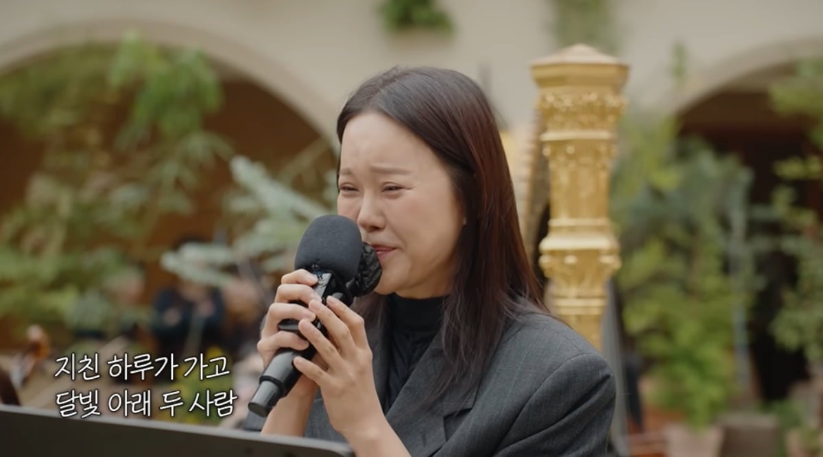 백지영이 신지의 결혼식에서 축가 도중 눈물을 보였다. / 사진='어떠신지?!?' 유튜브 캡쳐