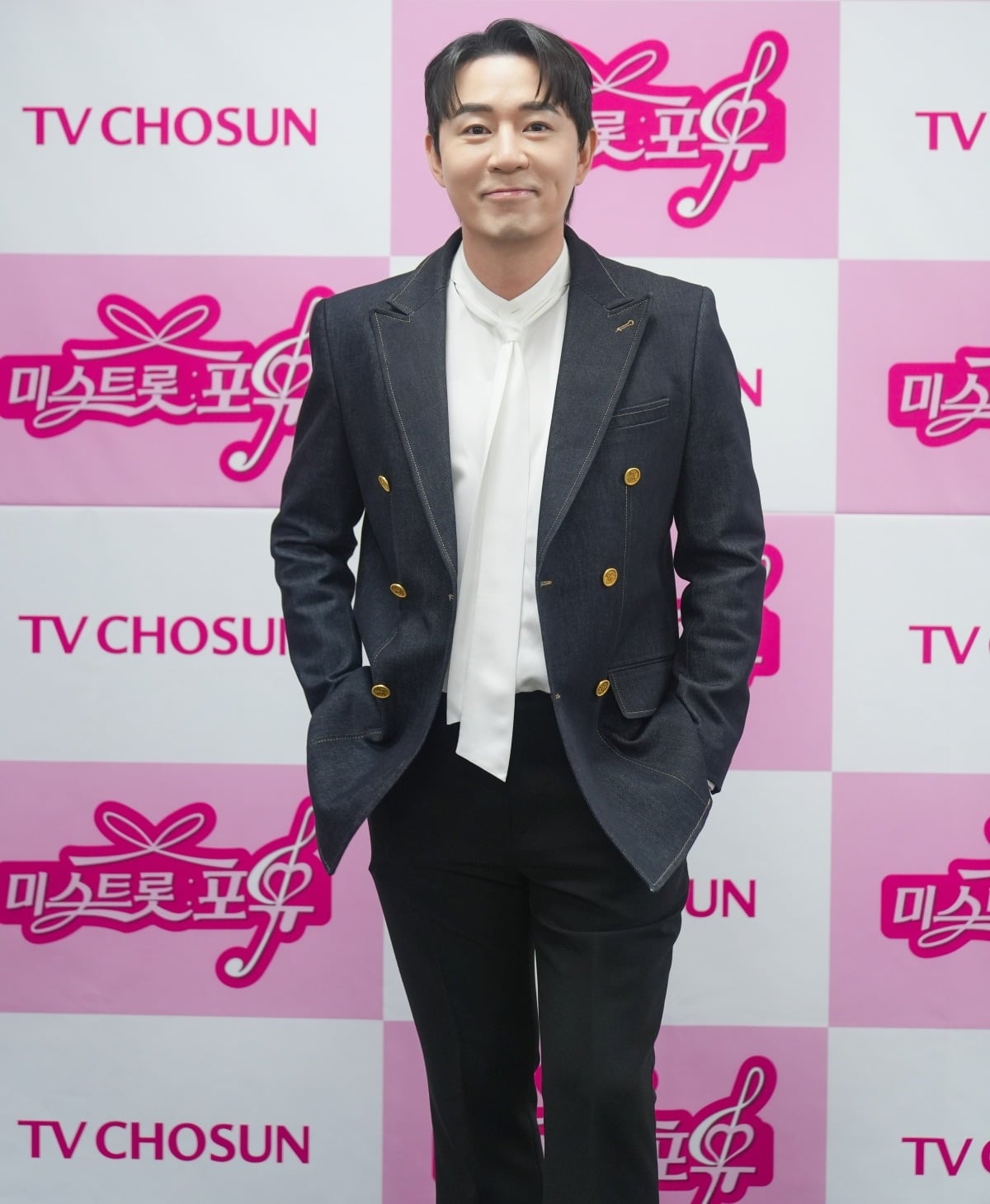 방송인 붐이 포즈를 취하고 있다. / 사진=TV조선 '미스트롯 포유'