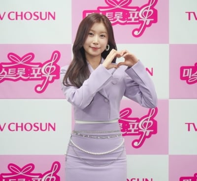 3억 원 주인공 된 이소나, 생애 첫 예능 나섰다…우승 차지한 후 승승장구 ('미스트롯포유')