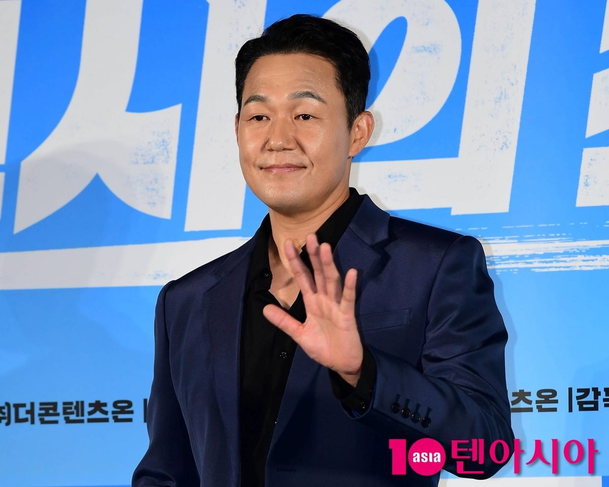 배우 박성웅이 행사에 참석해 손을 흔들며 인사하고 있다. / 사진=텐아시아DB