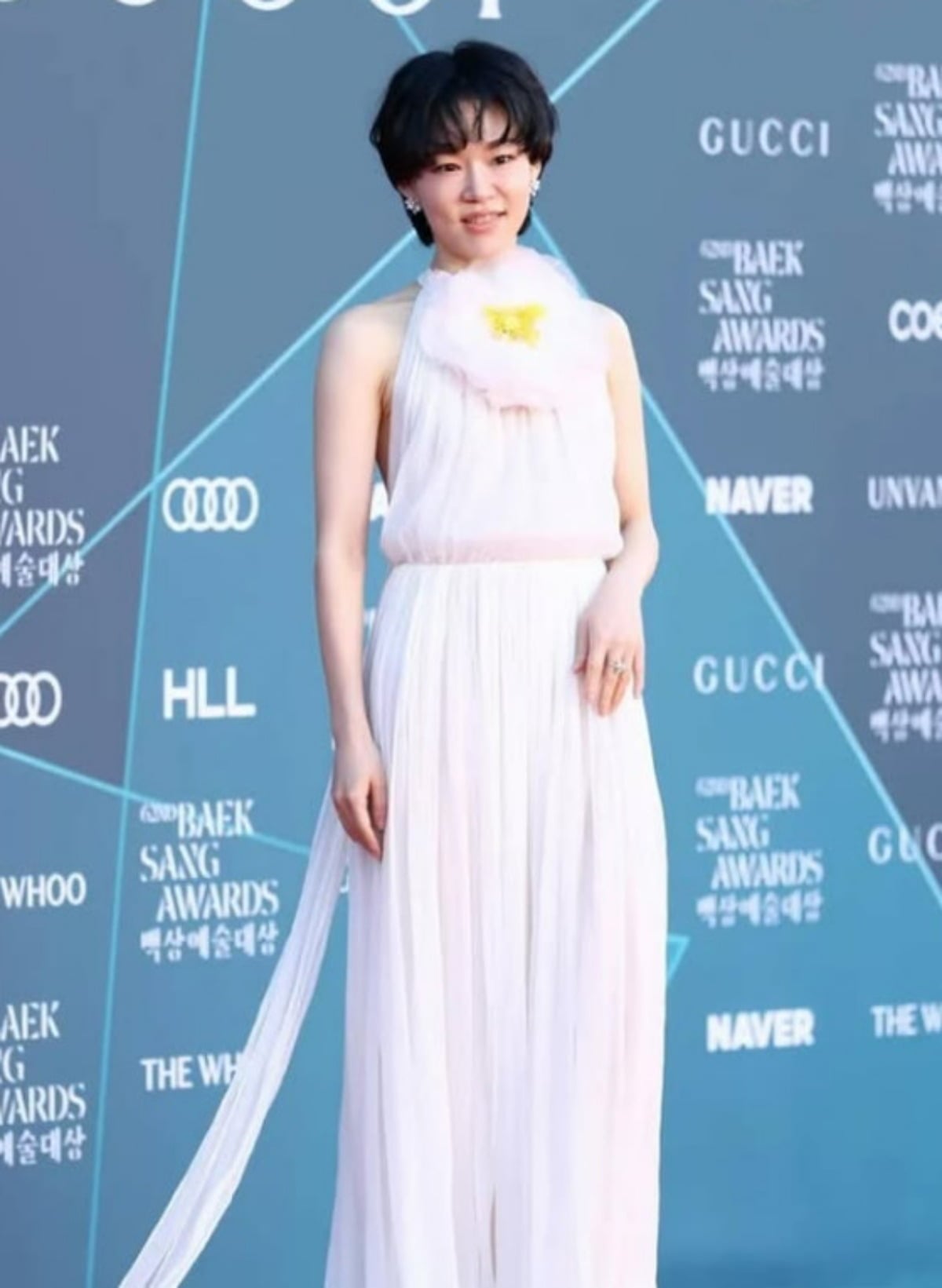 배우 한예리가 지난 8일 열린 백상예술대상 시상식 레드카펫서 취재진 앞에서 포즈를 취하고 있다. / 사진=한예리 SNS