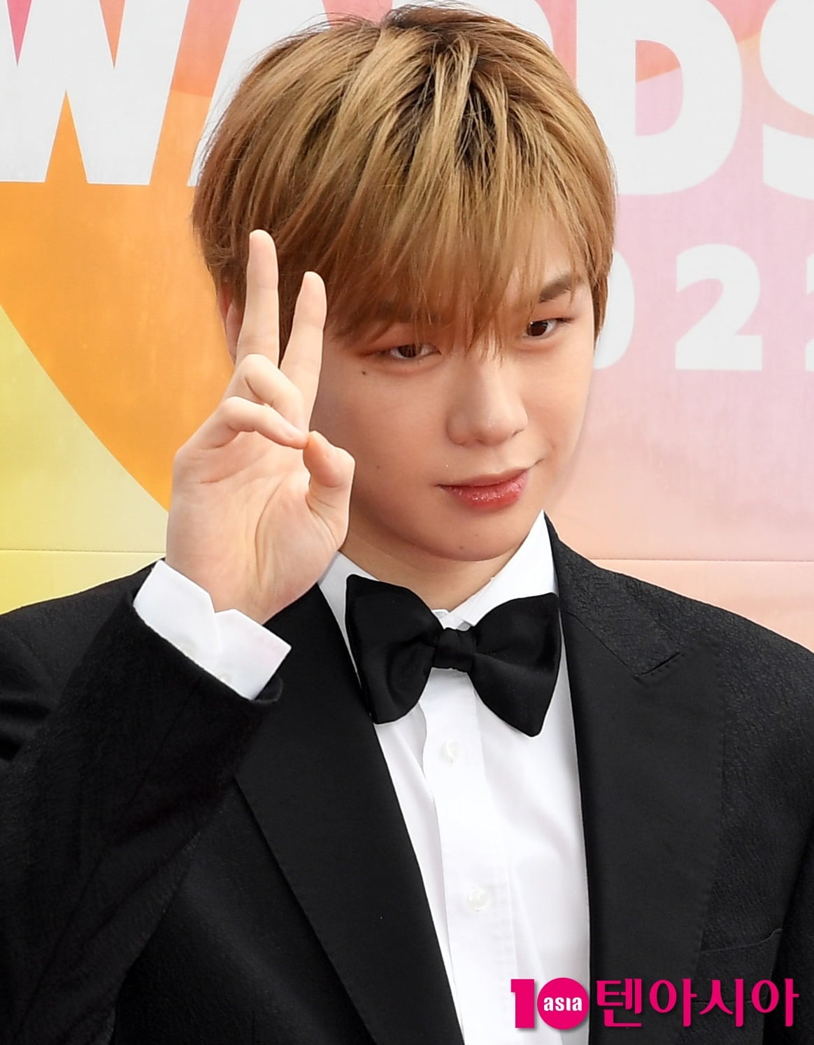 강다니엘이 공식 행사에 참석해 포즈를 취하고 있다./사진=텐아시아DB