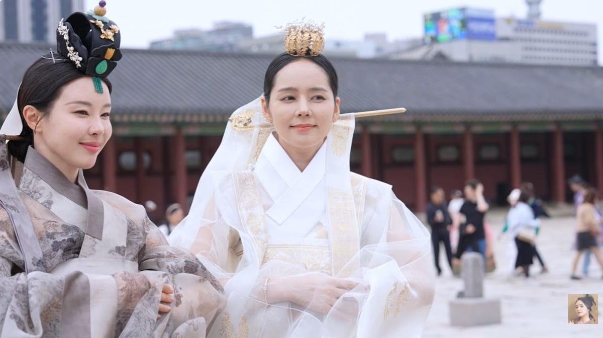 한가인이 한복을 입고 변함 없는 미모를 자랑했다. / 사진='자유부인 한가인' 유튜브 캡쳐