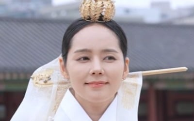 한가인, 14년 만에 한 풀었다…"아름다움 보여주고파" 못 입었던 한복 입고 궁궐 나들이('자유부인')