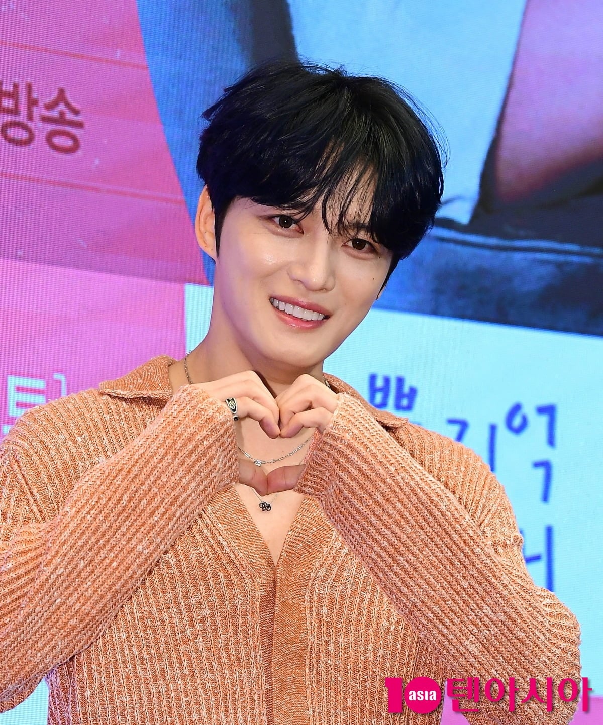 김재중이 공식 행사에 참석해 하트 포즈를 취하고 있다./사진=텐아시아DB