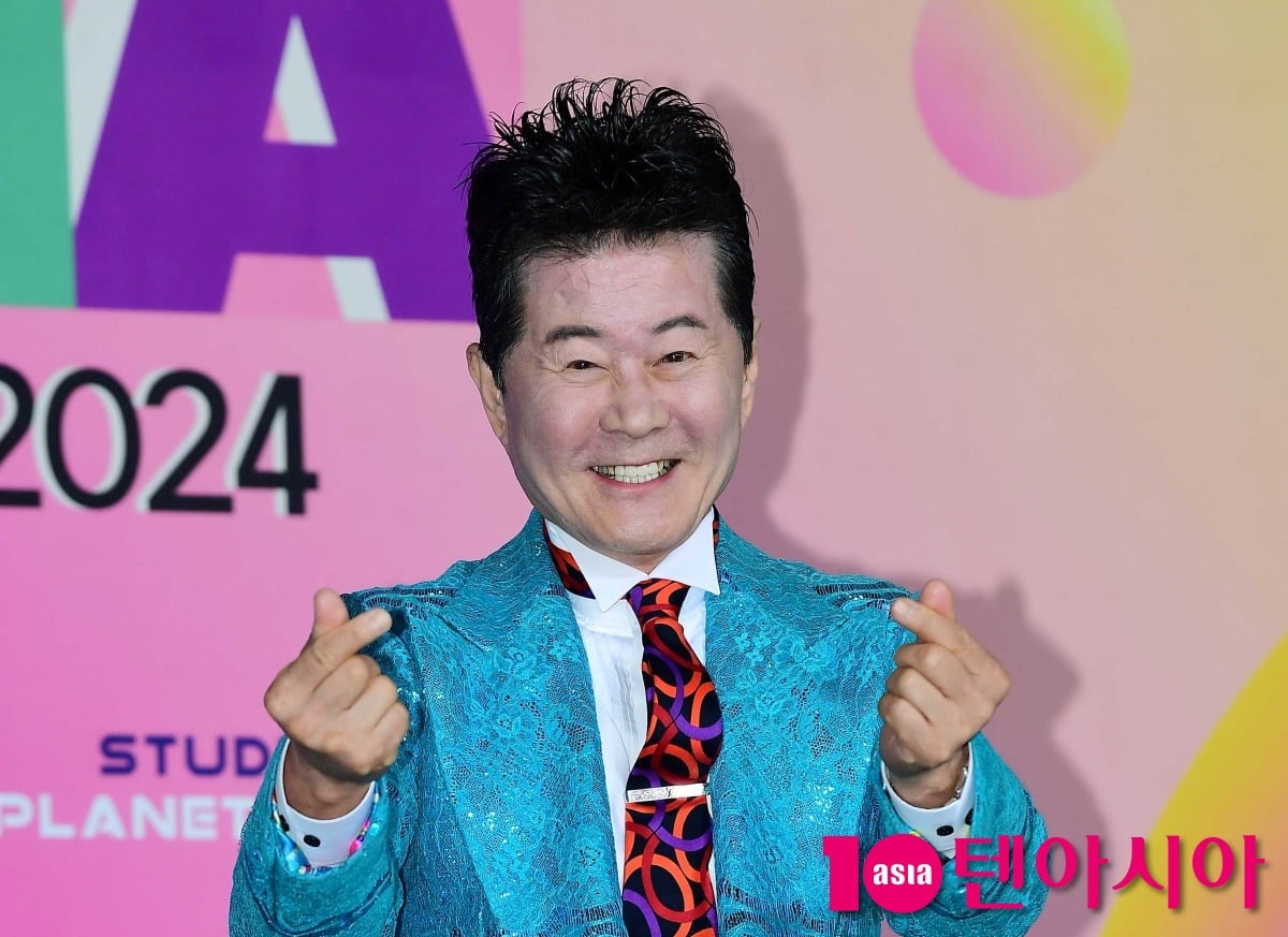 가수 태진아가 공식 행사에서 포즈를 취하고 있다. / 사진=텐아시아DB