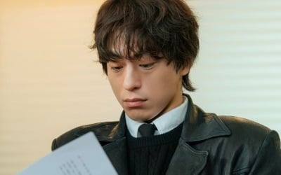 구교환, 마침내 감독 데뷔한다…제작사는 수십억 손해 감수, "냉혹한 실전 첫발" ('모자무싸')