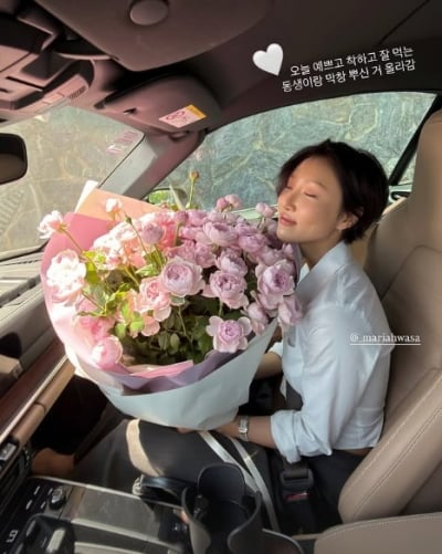 "고백 참기 힘들다"…화사, 5살 연상이 준 대형 꽃다발 공세에 솔직 심경