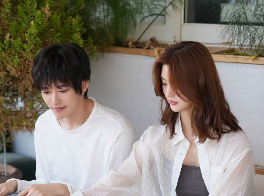 신예 황인식이 소속사 선배 박정화의 첫 싱글 앨범 'Sun love' 뮤직비디오 남자 주인공으로 나서며 눈도장을 찍었다./사진제공=넥서스이엔엠