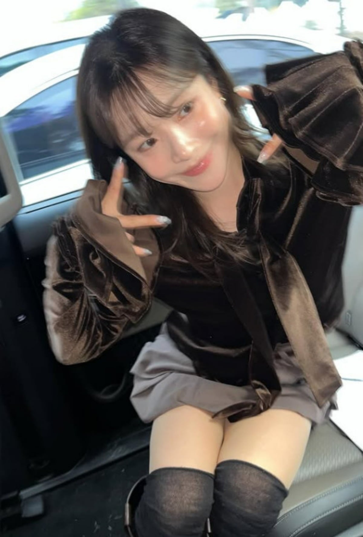 가수 벤이 이동하는 차량 안에서 미소를 보이고 있다. / 사진=벤 SNS