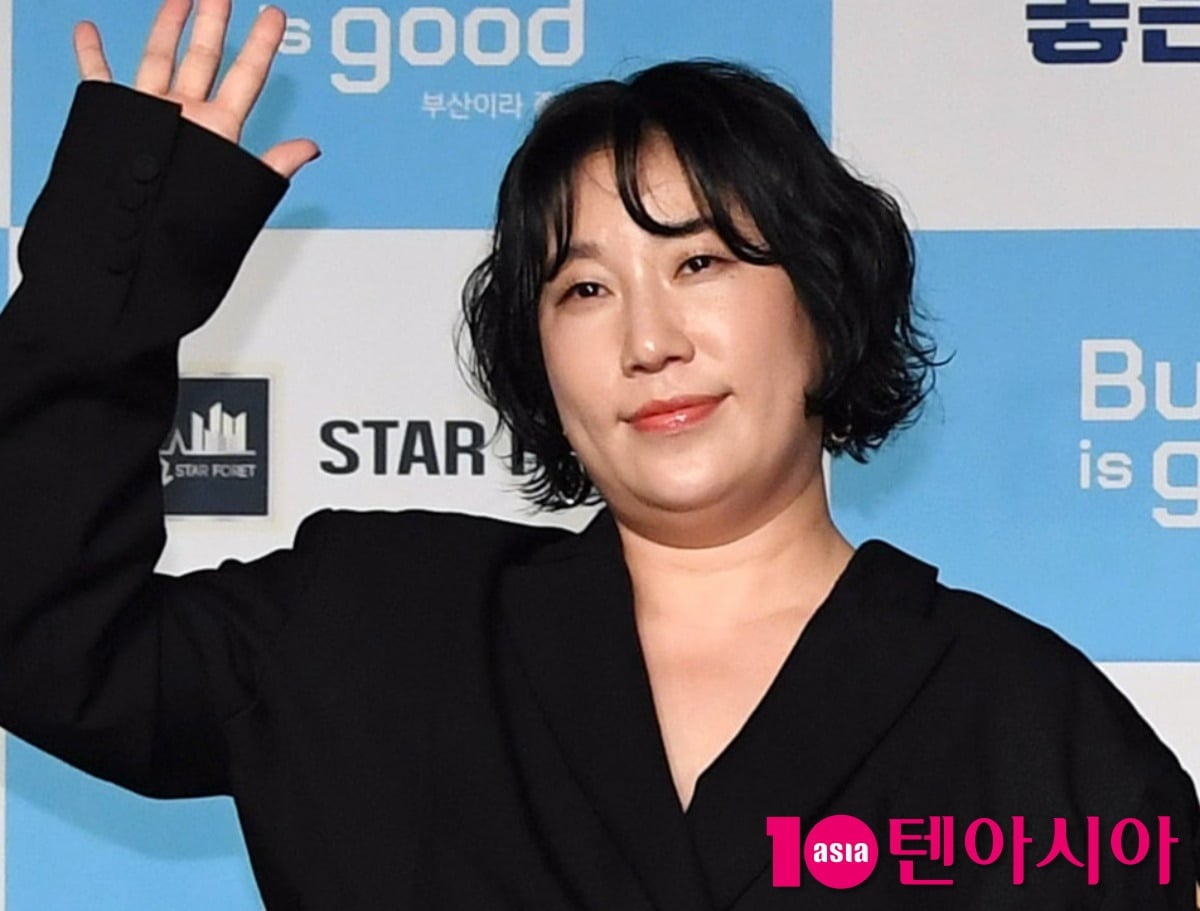 코미디언 김영희가 공식 행사에서 포즈를 취하고 있다. / 사진=텐아시아DB