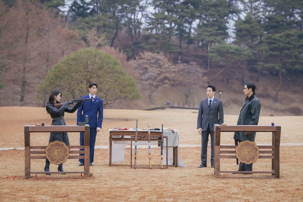 '21세기 대군부인' 아이유가 노상현에게 총을 겨눈다. / 사진제공=MBC
