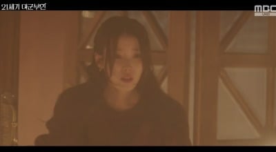 “저랑 같이 나가요” 아이유, 불길 속 기절한 ♥변우석 목숨 걸고 구출 (‘21세기대군부인’)