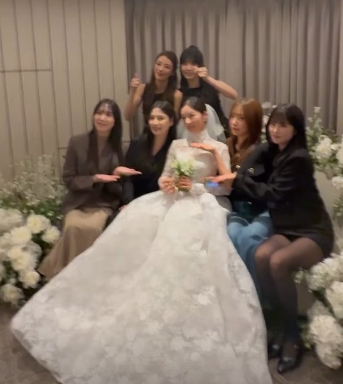 에이핑크 멤버들이 윤보미의 결혼식에 참석해 변함없는 우정을 자랑한 가운데, 전 멤버 손나은의 불참이 눈길을 끌었다.사진=한서운 SNS 캡처