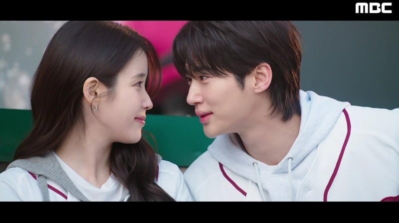아이유와 변우석이 극 중 운명의 굴레를 벗어나 해피엔딩을 맞았다./사진=MBC 방송 화면 캡처