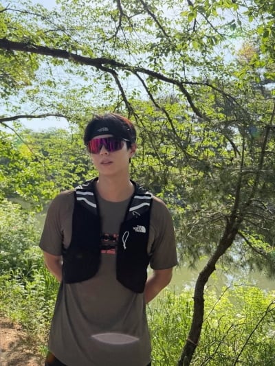 '33세' 박보검, 선글라스도 외모는 못 가렸다…'10km 완주' 인증