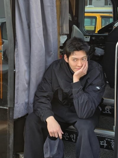 '신혼' 김우빈, 아침은 꼭 먹는다더니 '♥신민아'가 챙겨줬나…더 편안해진 비주얼