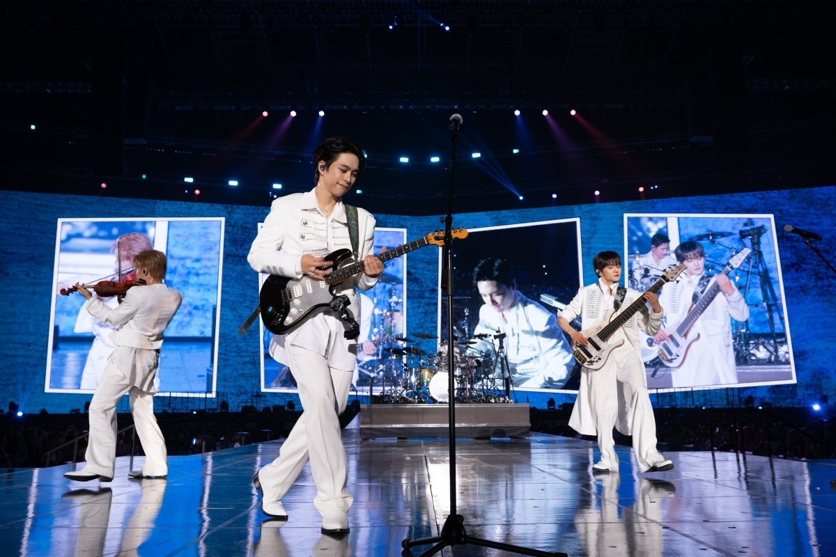 밴드 루시가 단독 콘서트 'ISLAND'에서 공연을 하고 있다./ 사진제공=미스틱스토리