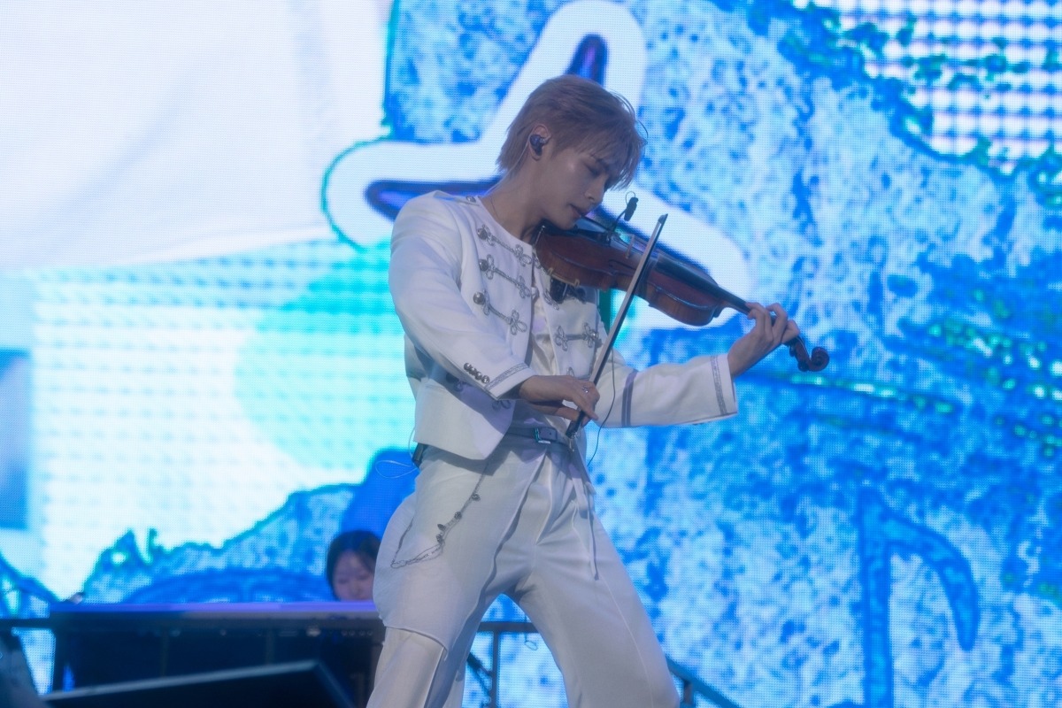 밴드 루시의 신예찬이 단독 콘서트 'ISLAND'에서 공연을 하고 있다./ 사진제공= 미스틱스토리