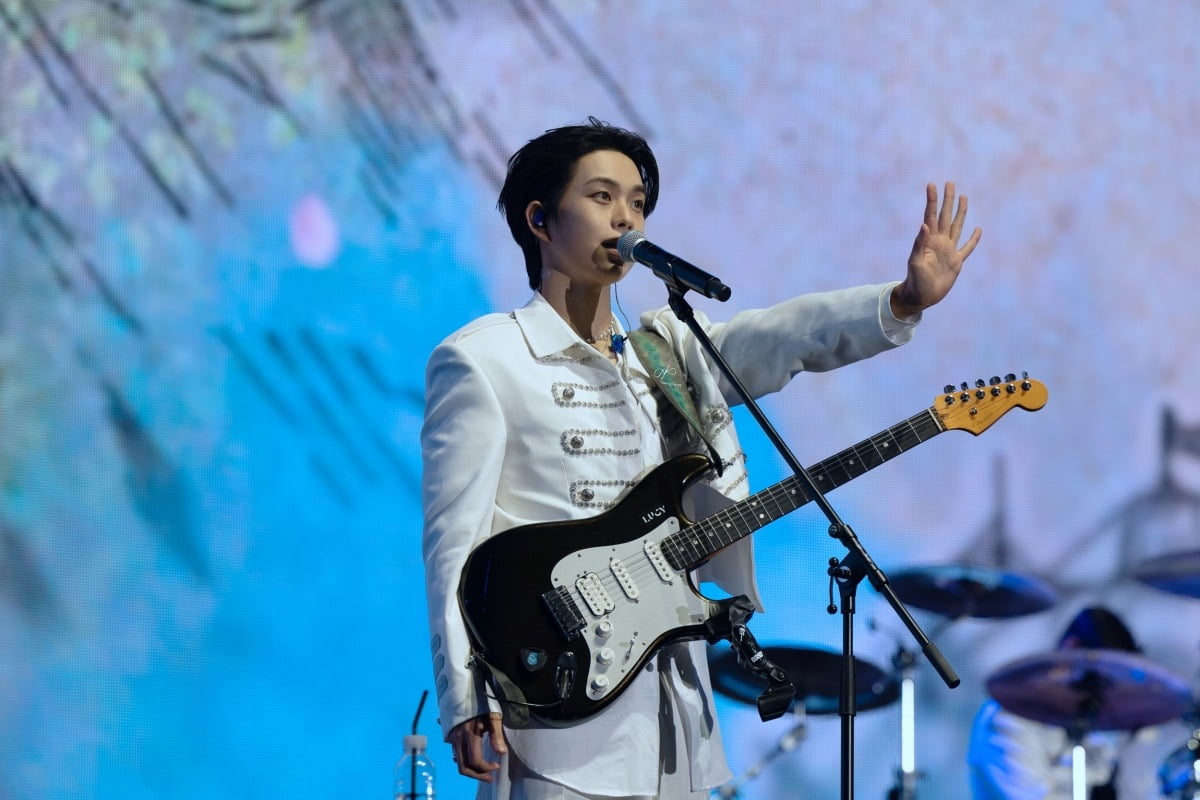 밴드 루시의 최상엽이 단독 콘서트 'ISLAND'에서 공연을 하고 있다./ 사진제공=미스틱스토리