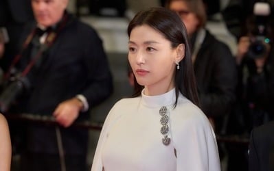 전지현, 순백의 드레스 입고 좀비 포즈…'군체' 칸영화제의 뜨거운 현장 [종합]