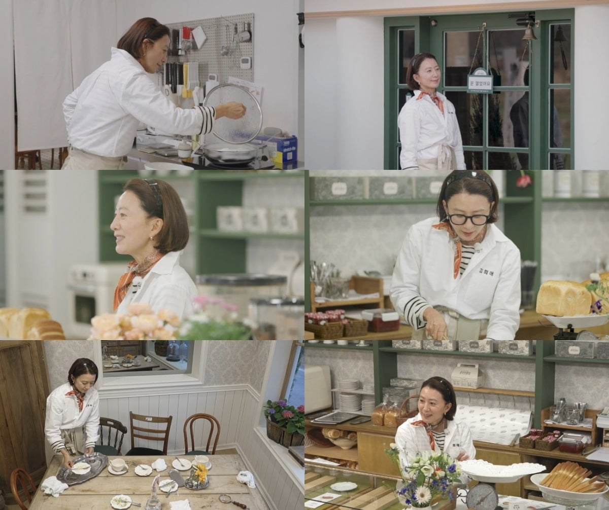 배우 김희애가 홀 매니저로 활약했다./사진제공=쿠팡플레이
