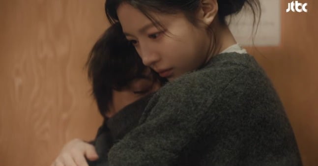 '모자무싸'에서 가디건 포옹을 보여준 구교환과 고윤정 / 사진='모자무싸' 캡처