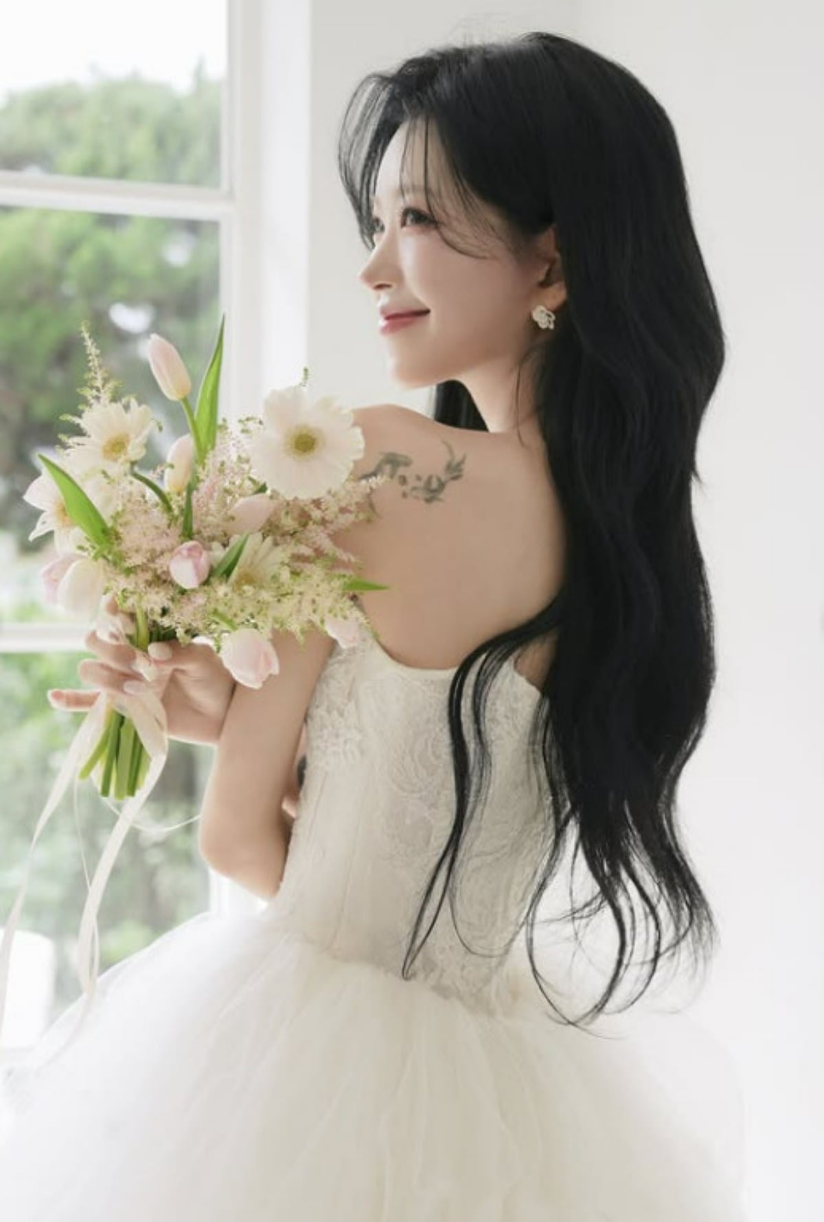고(故) 최진실 딸 최준희가 웨딩 사진 촬영을 위해 다양한 포즈를 취하고 있다. / 사진=최준희 SNS