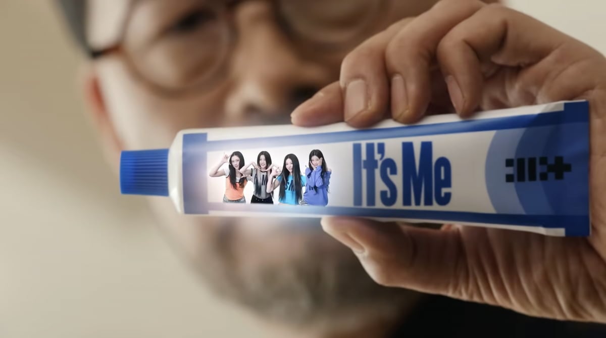그룹 아일릿이 가수 지코가 2020년 '숏폼 챌린지'를 만든 데 뒤이어 또 다른 새로운 마케팅 방식을 K팝 업계에 내놨다. 
사진=그룹 아일릿 공식 유튜브 채널 영상 캡처