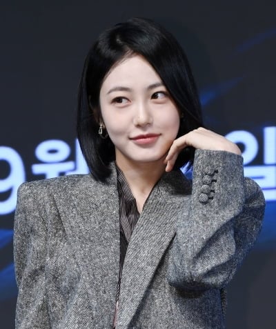 신예은, '에이틴' 감독과 8년 만에 재회