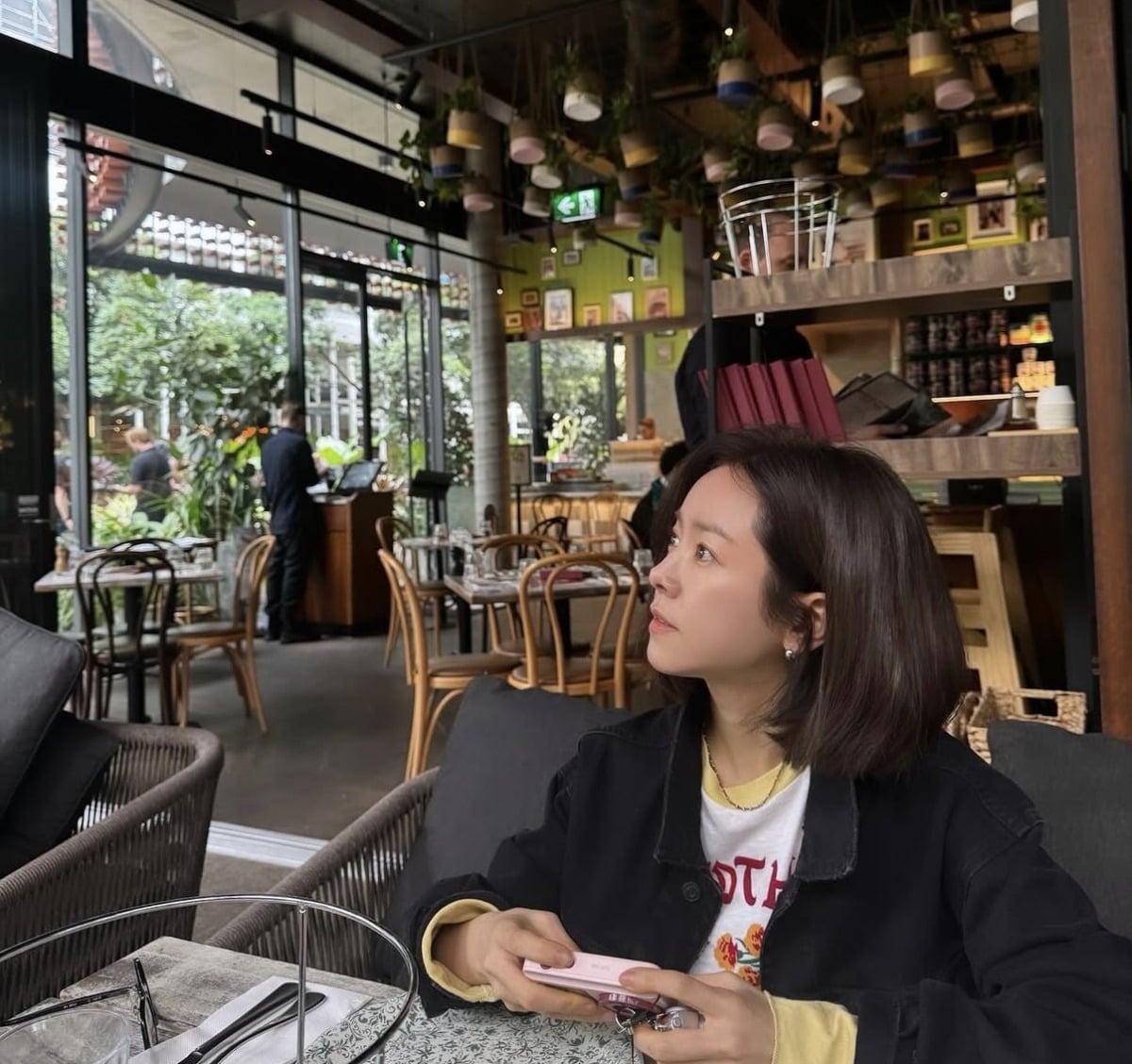 배우 한지민이 여유로운 분위기를 자아내는 일상 사진을 공개했다. / 사진=한지민 인스타그램 캡처