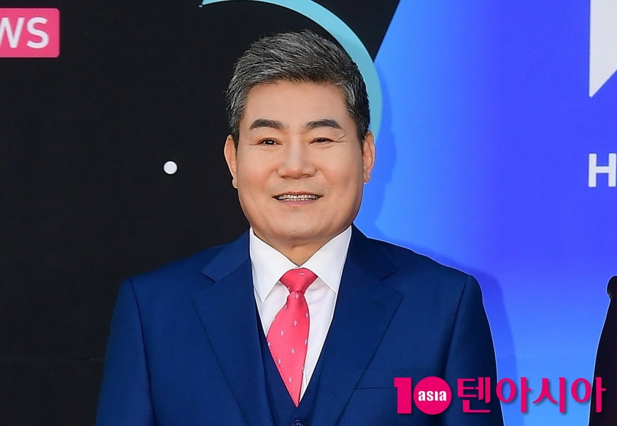 가수 진성이 공식 행사에서 포즈를 취하고 있다. / 사진=텐아시아DB