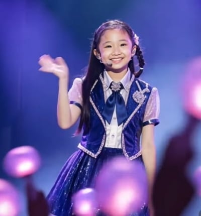 이천수♥심하은 딸, 인이어 끼고 무대 올랐다…7살에 당당한 팬서비스