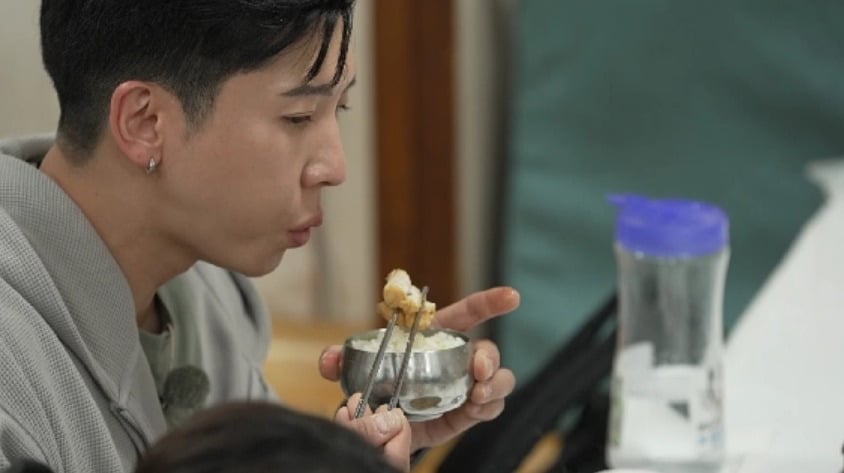 브라이언이 삼숙이 사진을 보고 경악한다./사진제공=MBN