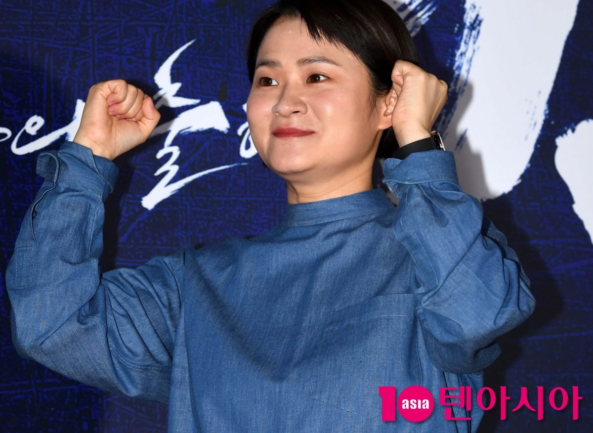 김신영이 공식 행사에서 포즈를 취하고 있다. / 사진=텐아시아DB