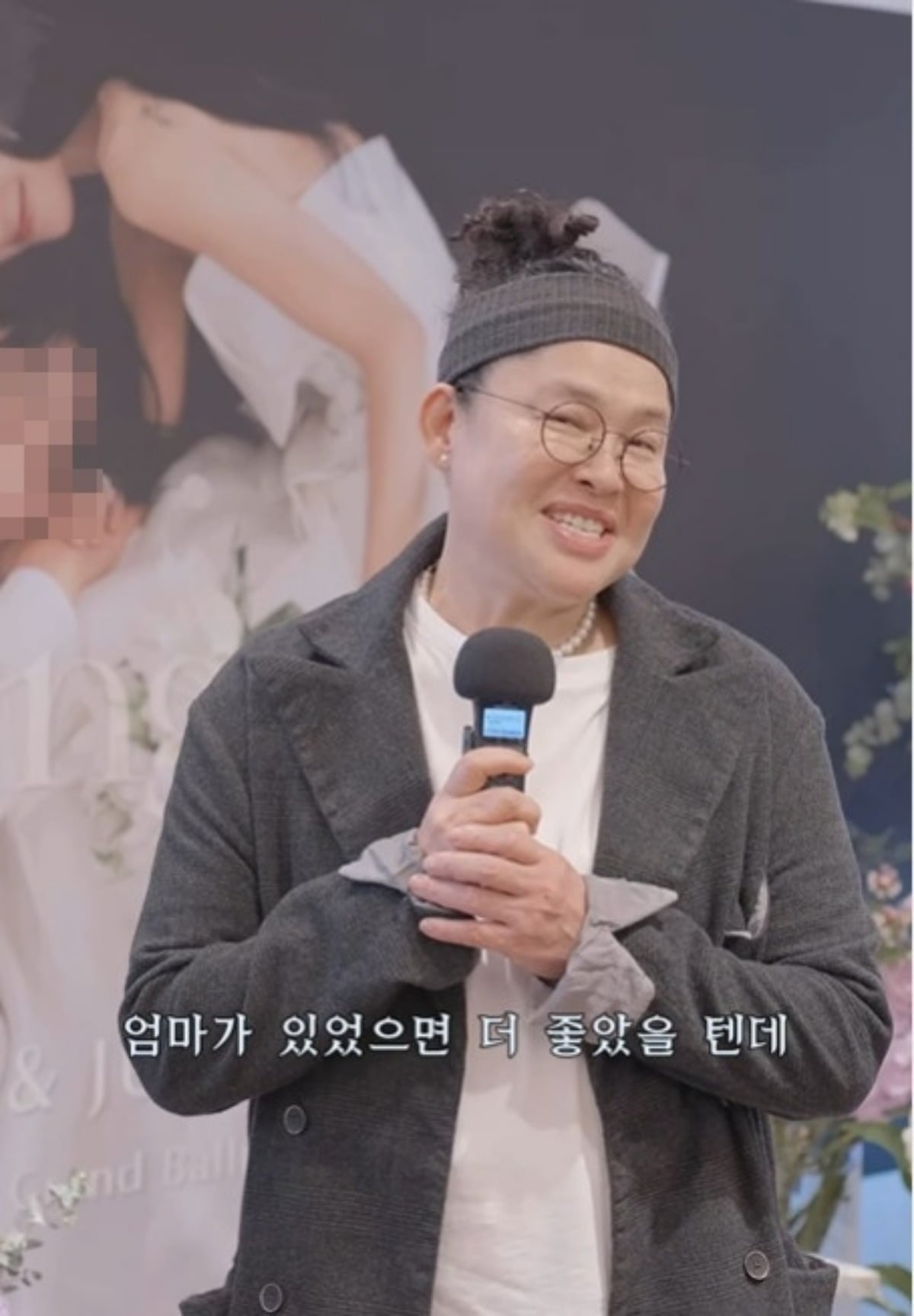 방송인 이영자가 고(故) 최진실 딸 결혼식장에서 축하의 말을 건네고 있다. / 사진=최준희 SNS