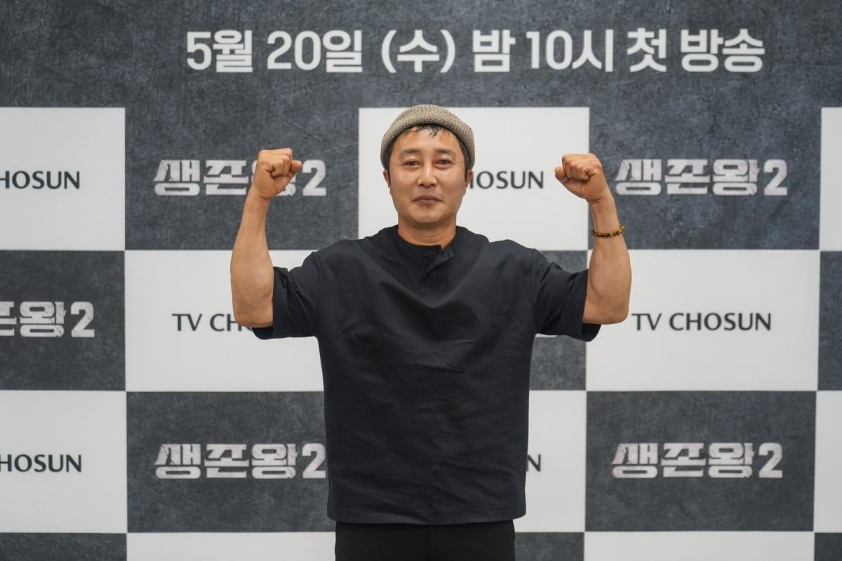 방송인 김병만이 간담회에 앞서 진행된 포토타임에서 포즈를 취하고 있다. / 사진=TV조선 '생존왕'