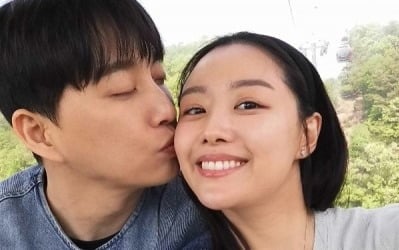 송지은♥박위, 배변 해결법 해명 이어 뽀뽀 셀카 공개…"단단한 팀플레이"