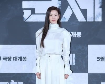 전지현, 생애 첫 칸영화제 다녀왔다…"에너지 받고 와" ('군체')