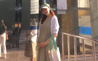 고우리, 임신 18주차에도 레인보우 모임 놓칠 수 없지…'볼록 D라인' 복덩이와 참석
