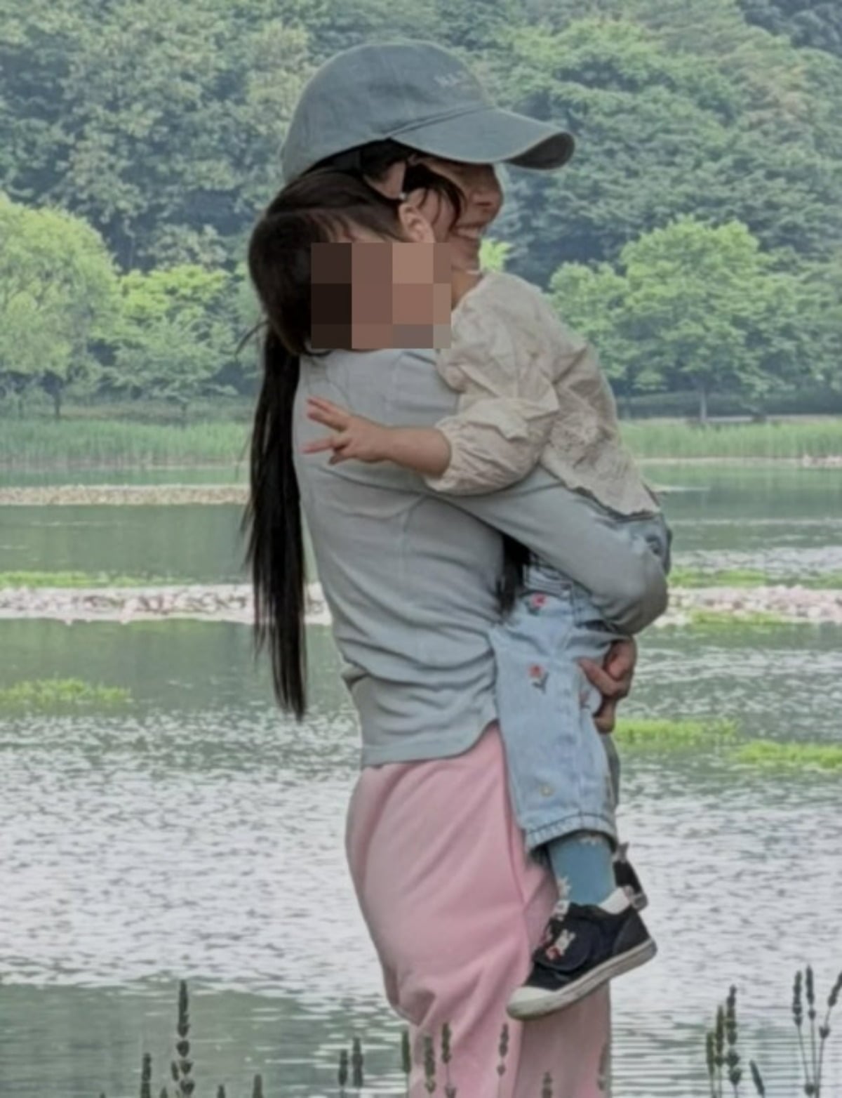 가수 겸 배우 이지훈의 아내가 딸을 품에 안고 미소를 짓고 있다. / 사진=아야네 SNS