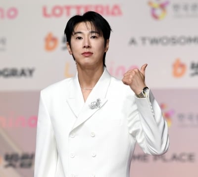 상상도 못한 행보…유노윤호, 연기력 논란 딛고 17년 만에 남자배우상 꿰찼다 "울림 줄 것"