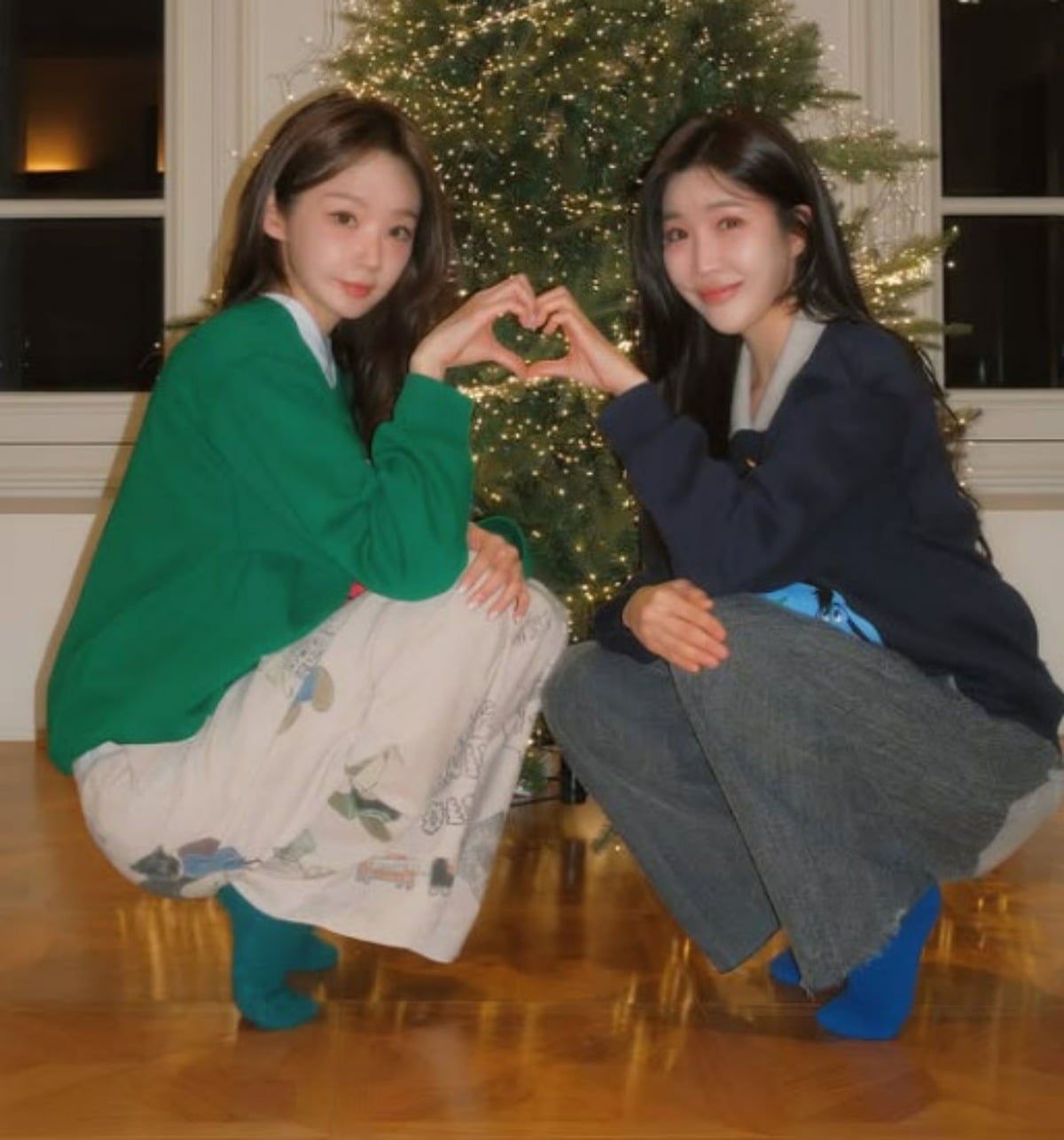 여성 듀오 다비치 멤버 강민경과 이해리가 다정한 포즈를 취하고 있다. / 사진=강민경 SNS