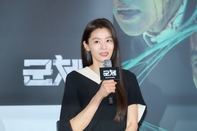'군체' 이틀 연속 1위…예매 관객도 30만 육박