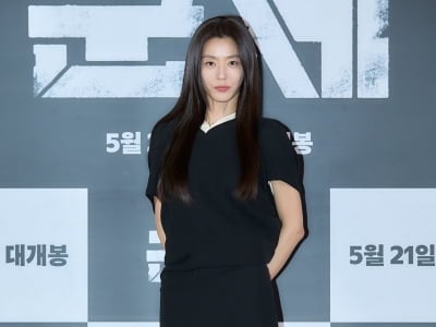 11년 만에 돌아온 전지현, 지능 탑재한 K-좀비…'군체' 영리한 변이의 시작[TEN리뷰]