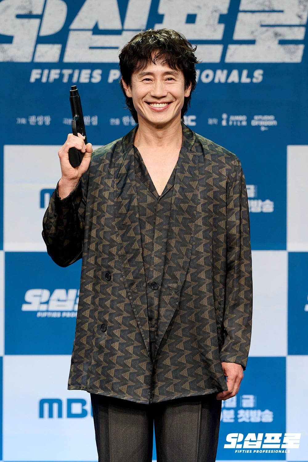 극 중 정호명 역을 맡은 신하균이 제작발표회에서 포즈를 취하고 있다. / 사진제공=MBC '오십프로'